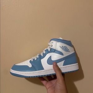 Jordan 1 mid UNC